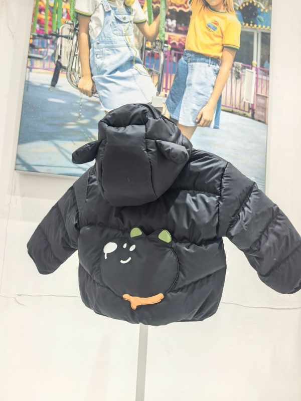 Vaikų pūkinė striukė su gobtuvu, trumpas kirpimas, balto antis pūko užpildas, karikatūros raštas, žiemai