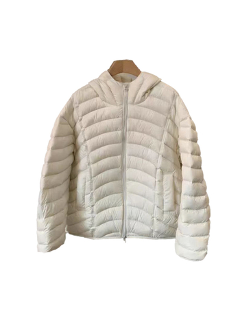 Jakna od perja, slobodan kroj, debela, srednja duljina 65–80 cm, zatvarač, sadržaj perja 86–90%