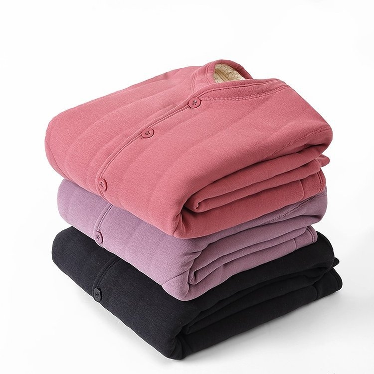 Žieminė moteriška striukė su medvilnės užpildais, stora, laisvas kirpimas, stovinti apykaklė, vienos eilės sagos