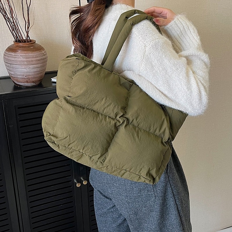 Женска чанта за рамо с хоризонтална квадратна форма, Nylon външна част, Canvas подплата, вътрешна структура: джоб за документи и ламиниран джоб с цип, отворен дизайн