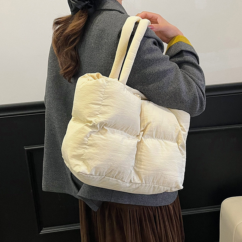 Женска чанта за рамо с хоризонтална квадратна форма, Nylon външна част, Canvas подплата, вътрешна структура: джоб за документи и ламиниран джоб с цип, отворен дизайн