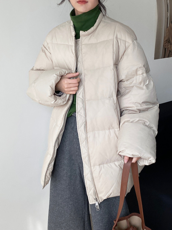 Ženska jakna od perja, srednje duljine, okrugli ovratnik, zatvarač, slobodan kroj; vanjski materijal najlon, punilo: patka perje, udio perja 85–90%