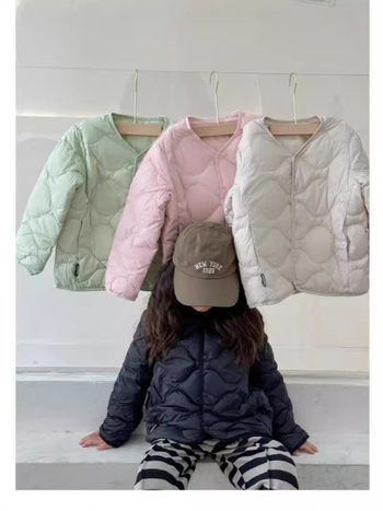 Vesta pentru copii cu puf de rață, fără mâneci, lungime scurtă, croială mulată; umplutură: puf alb de rață 41 g; exterior și căptușeală din poliester; protecție UV; potrivit pentru iarnă, primăvară și toamnă