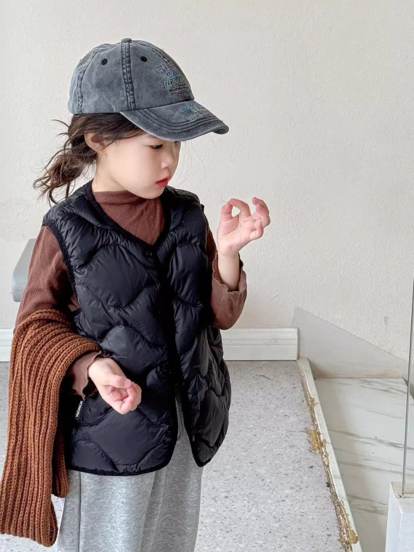 Vesta pentru copii cu puf de rață, fără mâneci, lungime scurtă, croială mulată; umplutură: puf alb de rață 41 g; exterior și căptușeală din poliester; protecție UV; potrivit pentru iarnă, primăvară și toamnă