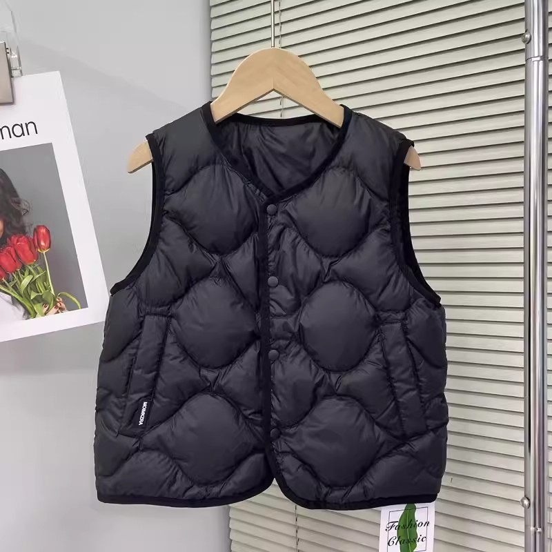 Vesta pentru copii cu puf de rață, fără mâneci, lungime scurtă, croială mulată; umplutură: puf alb de rață 41 g; exterior și căptușeală din poliester; protecție UV; potrivit pentru iarnă, primăvară și toamnă