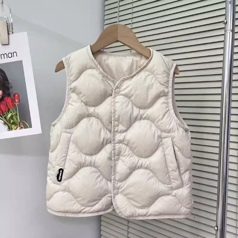 Vesta pentru copii cu puf de rață, fără mâneci, lungime scurtă, croială mulată; umplutură: puf alb de rață 41 g; exterior și căptușeală din poliester; protecție UV; potrivit pentru iarnă, primăvară și toamnă