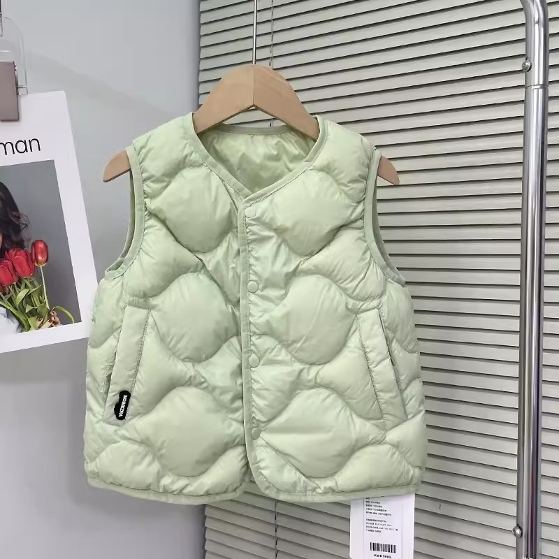 Vesta pentru copii cu puf de rață, fără mâneci, lungime scurtă, croială mulată; umplutură: puf alb de rață 41 g; exterior și căptușeală din poliester; protecție UV; potrivit pentru iarnă, primăvară și toamnă