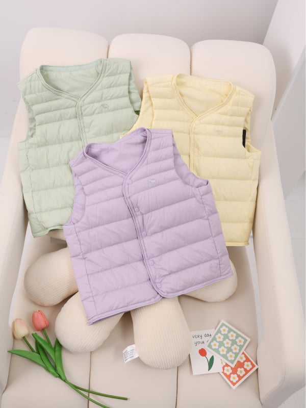 Vesta pentru copii, ușoară, din puf, exterior din nylon, căptușeală nylon 100%, fără mâneci, fără glugă, croială scurtă dreaptă, imprimeu animal, umplutură 86–90% puf de rață alb, potrivită pentru toamnă, iarnă și primăvară