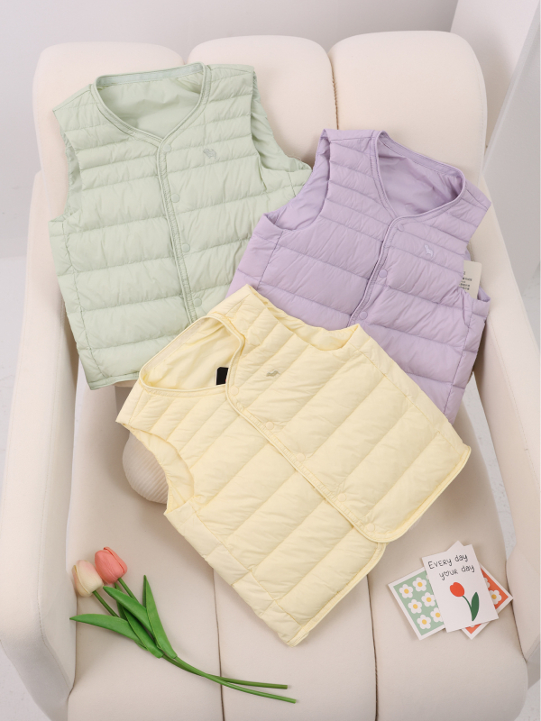 Vesta pentru copii, ușoară, din puf, exterior din nylon, căptușeală nylon 100%, fără mâneci, fără glugă, croială scurtă dreaptă, imprimeu animal, umplutură 86–90% puf de rață alb, potrivită pentru toamnă, iarnă și primăvară