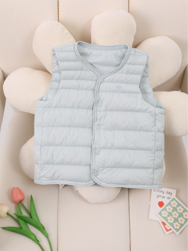 Vesta pentru copii, ușoară, din puf, exterior din nylon, căptușeală nylon 100%, fără mâneci, fără glugă, croială scurtă dreaptă, imprimeu animal, umplutură 86–90% puf de rață alb, potrivită pentru toamnă, iarnă și primăvară