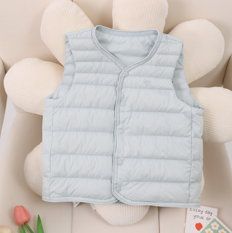 Vesta pentru copii, ușoară, din puf, exterior din nylon, căptușeală nylon 100%, fără mâneci, fără glugă, croială scurtă dreaptă, imprimeu animal, umplutură 86–90% puf de rață alb, potrivită pentru toamnă, iarnă și primăvară