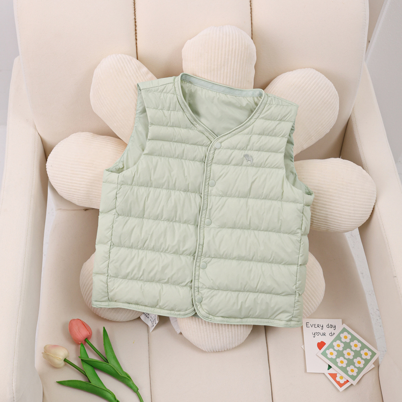 Vesta pentru copii, ușoară, din puf, exterior din nylon, căptușeală nylon 100%, fără mâneci, fără glugă, croială scurtă dreaptă, imprimeu animal, umplutură 86–90% puf de rață alb, potrivită pentru toamnă, iarnă și primăvară