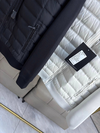 Férfi téli kapucni nélküli tolldzseki, tolltöltet 46-50%, külső poliészter, bélés poliészter, -20°C-tól -5°C-ig terjedő hidegállóság