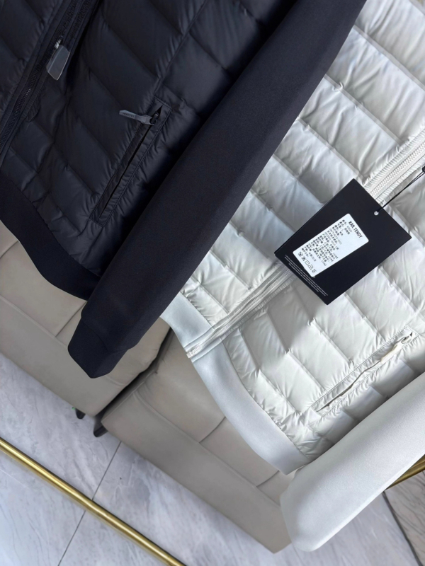 Férfi téli kapucni nélküli tolldzseki, tolltöltet 46-50%, külső poliészter, bélés poliészter, -20°C-tól -5°C-ig terjedő hidegállóság