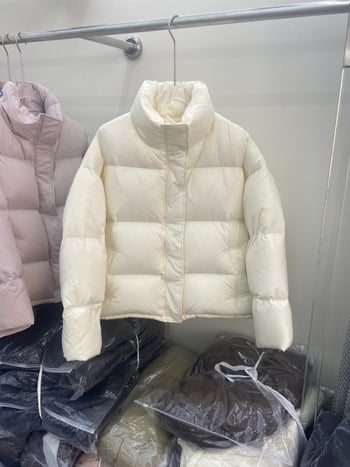 Kratka jakna od perja s stojećim ovratnikom, slobodan kroj za sitnije figure, punilo 201-300 g pačje perje