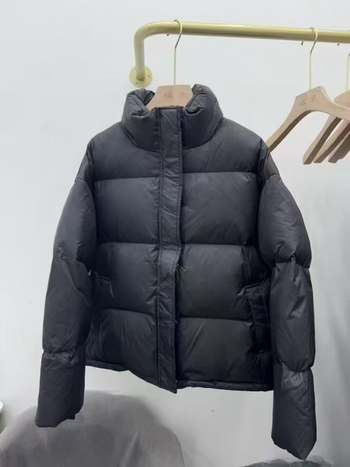 Kratka jakna od perja s stojećim ovratnikom, slobodan kroj za sitnije figure, punilo 201-300 g pačje perje