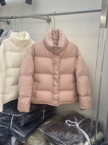 Kratka jakna od perja s stojećim ovratnikom, slobodan kroj za sitnije figure, punilo 201-300 g pačje perje