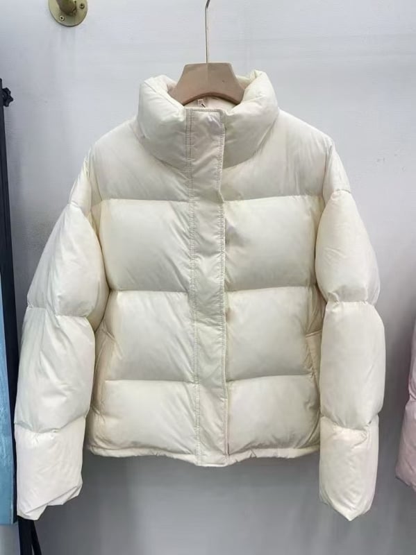 Kratka jakna od perja s stojećim ovratnikom, slobodan kroj za sitnije figure, punilo 201-300 g pačje perje