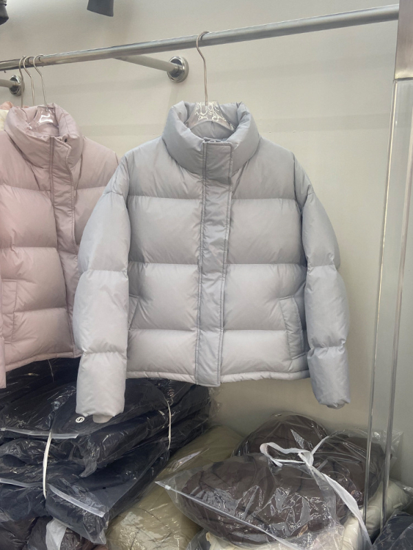 Kratka jakna od perja s stojećim ovratnikom, slobodan kroj za sitnije figure, punilo 201-300 g pačje perje