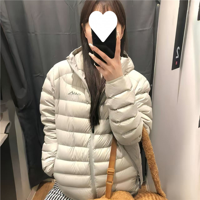 Ženska kapucija perova jakna s rebrastim dezenom, korejskog stila opuštenog kroja; punilo: bijelo kačje perje, 56–60% sadržaj perja; Chenille tkanina s elastanom; ovratnik polu visok; prednji zatvarač; normalna duljina (50–65 cm)
