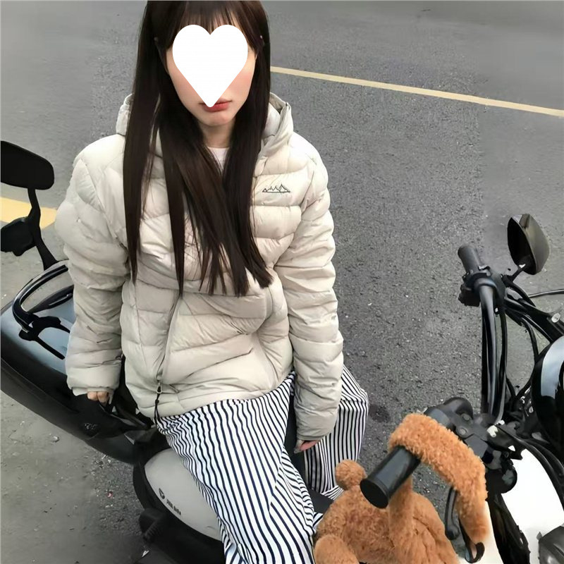Ženska kapucija perova jakna s rebrastim dezenom, korejskog stila opuštenog kroja; punilo: bijelo kačje perje, 56–60% sadržaj perja; Chenille tkanina s elastanom; ovratnik polu visok; prednji zatvarač; normalna duljina (50–65 cm)