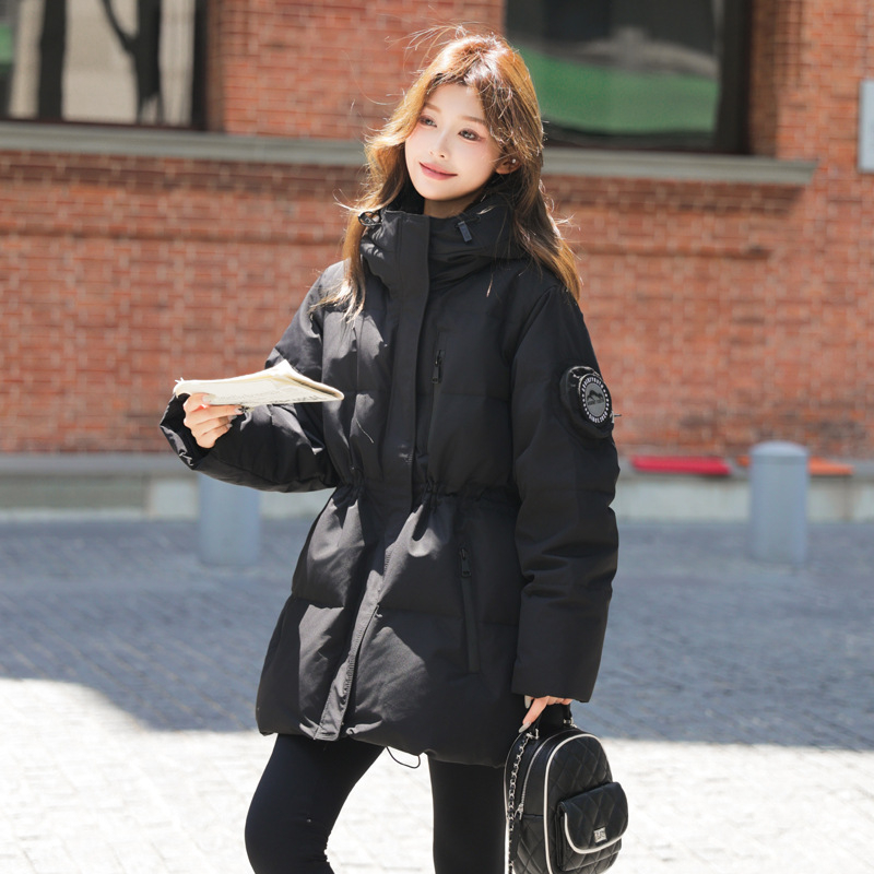 Geacă de damă din puf de rață – 86–90% conținut de puf, glugă, lungime medie, fermoar