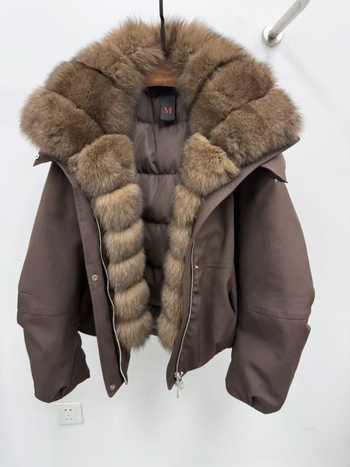 Női téli dzseki lecsatolható rókafarok gallérral, lúd toll 85–90% tartalommal, nylon anyag, laza szabás, hosszú ujj, zipzár, tél 2025