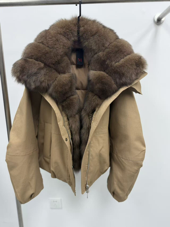 Női téli dzseki lecsatolható rókafarok gallérral, lúd toll 85–90% tartalommal, nylon anyag, laza szabás, hosszú ujj, zipzár, tél 2025