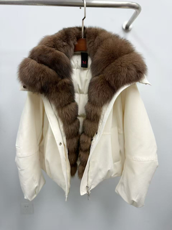 Női téli dzseki lecsatolható rókafarok gallérral, lúd toll 85–90% tartalommal, nylon anyag, laza szabás, hosszú ujj, zipzár, tél 2025