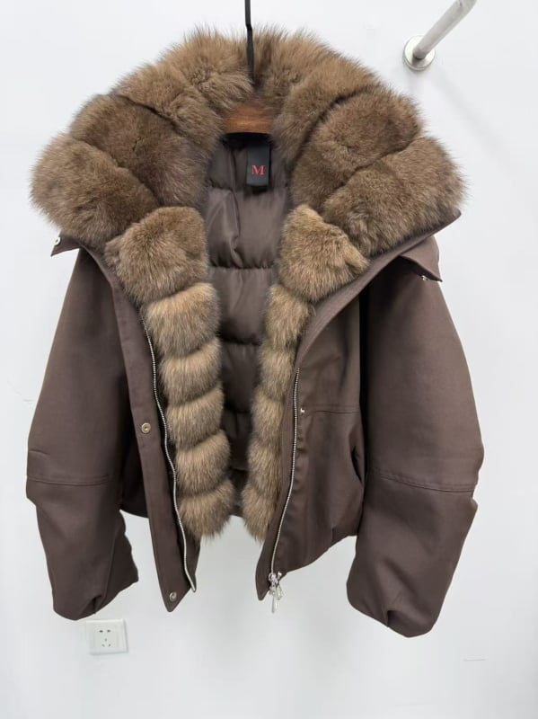 Női téli dzseki lecsatolható rókafarok gallérral, lúd toll 85–90% tartalommal, nylon anyag, laza szabás, hosszú ujj, zipzár, tél 2025