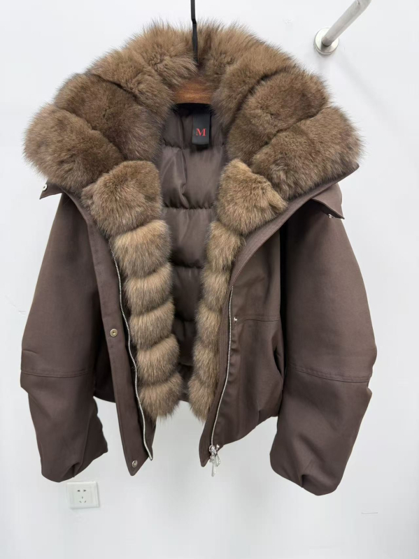 Női téli dzseki lecsatolható rókafarok gallérral, lúd toll 85–90% tartalommal, nylon anyag, laza szabás, hosszú ujj, zipzár, tél 2025