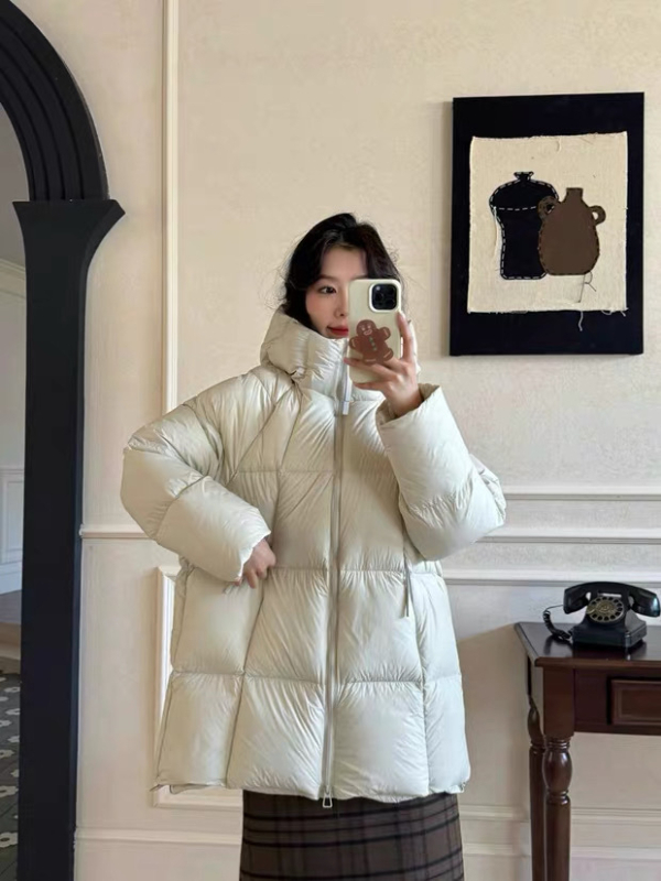 Dámska bunda s kapucňou, stredná dĺžka, výplň 201-300 g páperie, obsah páperia 91-95%, nadýchaný pocit