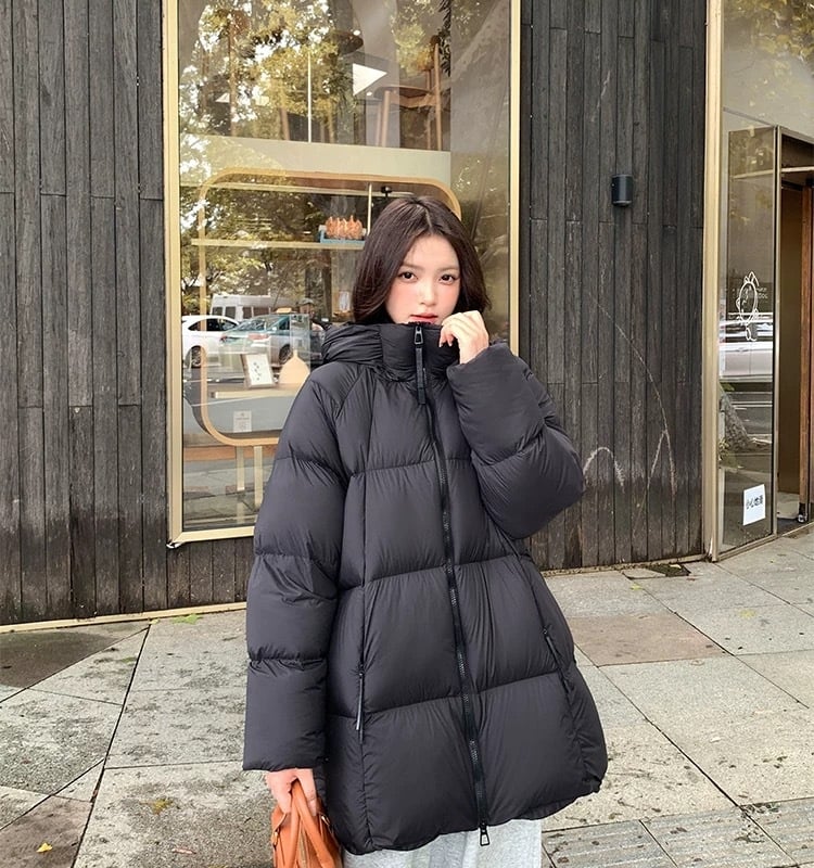 Dámska bunda s kapucňou, stredná dĺžka, výplň 201-300 g páperie, obsah páperia 91-95%, nadýchaný pocit