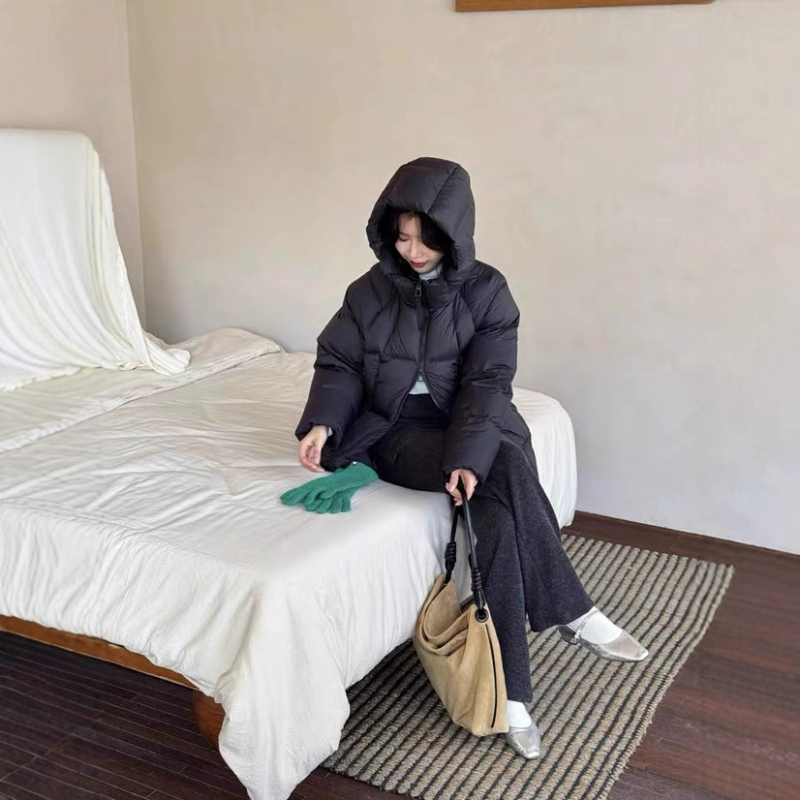 Dámska bunda s kapucňou, stredná dĺžka, výplň 201-300 g páperie, obsah páperia 91-95%, nadýchaný pocit
