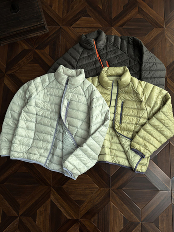 Jachetă de iarnă cu glugă, izolație ușoară; umplutură din puf de rață alb 86–90%; exterior și căptușeală din nylon; respirabilă, impermeabilă și rezistentă la vânt; protecție la frig -5°C până la 0°C; lungime 50–65 cm