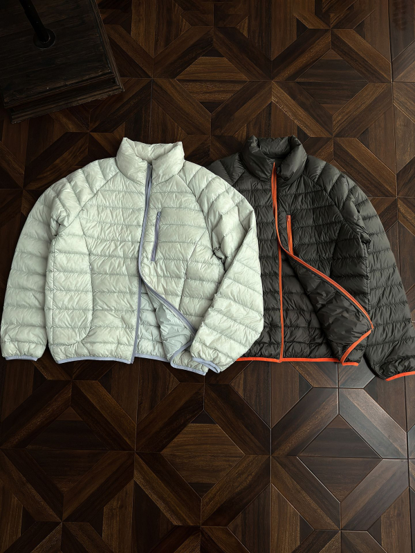 Jachetă de iarnă cu glugă, izolație ușoară; umplutură din puf de rață alb 86–90%; exterior și căptușeală din nylon; respirabilă, impermeabilă și rezistentă la vânt; protecție la frig -5°C până la 0°C; lungime 50–65 cm