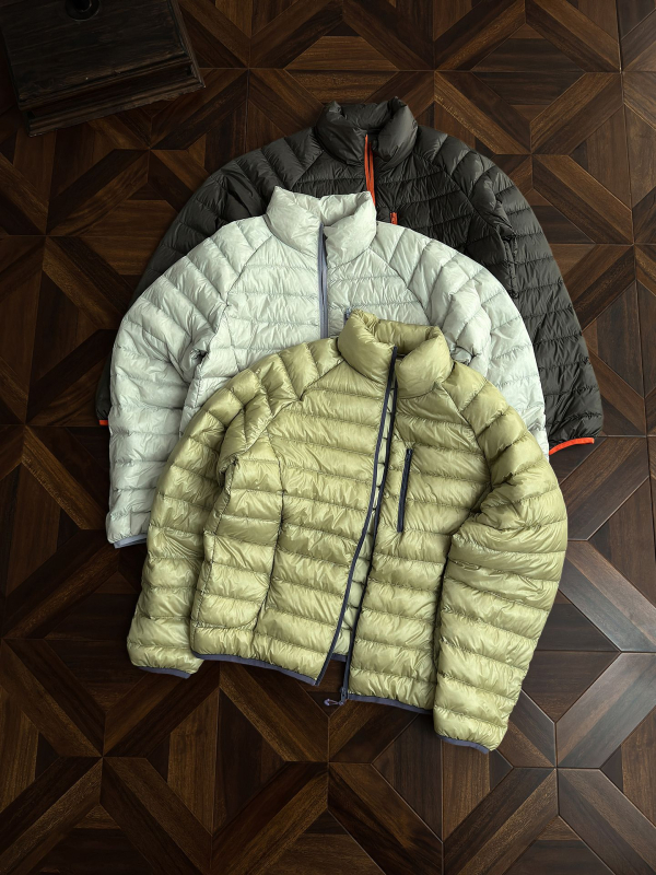 Jachetă de iarnă cu glugă, izolație ușoară; umplutură din puf de rață alb 86–90%; exterior și căptușeală din nylon; respirabilă, impermeabilă și rezistentă la vânt; protecție la frig -5°C până la 0°C; lungime 50–65 cm