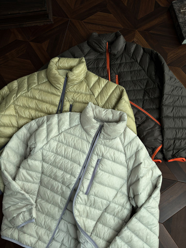 Jachetă de iarnă cu glugă, izolație ușoară; umplutură din puf de rață alb 86–90%; exterior și căptușeală din nylon; respirabilă, impermeabilă și rezistentă la vânt; protecție la frig -5°C până la 0°C; lungime 50–65 cm