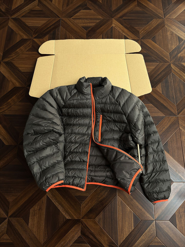 Jachetă de iarnă cu glugă, izolație ușoară; umplutură din puf de rață alb 86–90%; exterior și căptușeală din nylon; respirabilă, impermeabilă și rezistentă la vânt; protecție la frig -5°C până la 0°C; lungime 50–65 cm