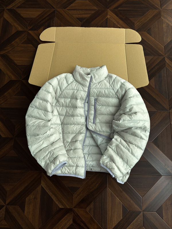 Jachetă de iarnă cu glugă, izolație ușoară; umplutură din puf de rață alb 86–90%; exterior și căptușeală din nylon; respirabilă, impermeabilă și rezistentă la vânt; protecție la frig -5°C până la 0°C; lungime 50–65 cm