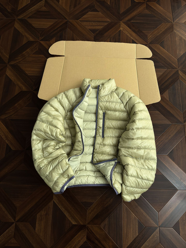 Jachetă de iarnă cu glugă, izolație ușoară; umplutură din puf de rață alb 86–90%; exterior și căptușeală din nylon; respirabilă, impermeabilă și rezistentă la vânt; protecție la frig -5°C până la 0°C; lungime 50–65 cm