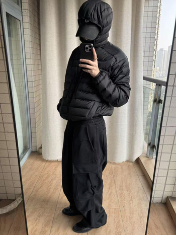 Geacă de puf cu umplutură de puf de rață, conținut de puf 86–90%, greutate de umplutură 101–200 g, cu glugă