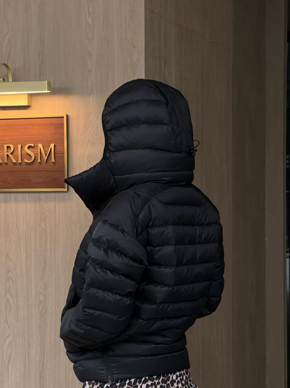 Geacă de puf cu umplutură de puf de rață, conținut de puf 86–90%, greutate de umplutură 101–200 g, cu glugă