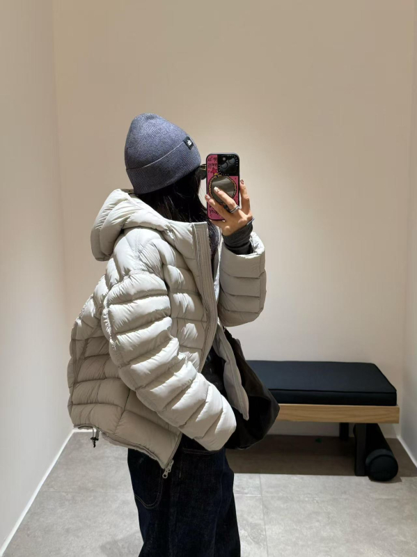 Geacă de puf cu umplutură de puf de rață, conținut de puf 86–90%, greutate de umplutură 101–200 g, cu glugă