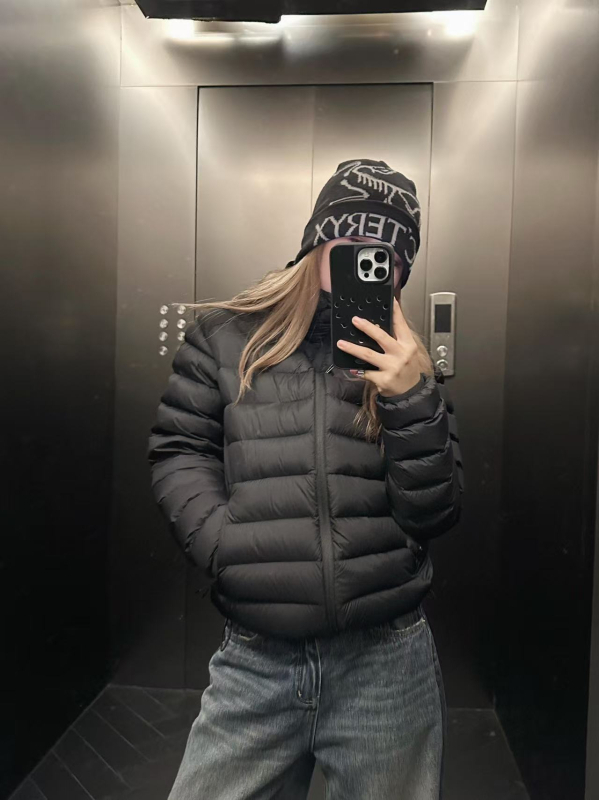 Geacă de puf cu umplutură de puf de rață, conținut de puf 86–90%, greutate de umplutură 101–200 g, cu glugă