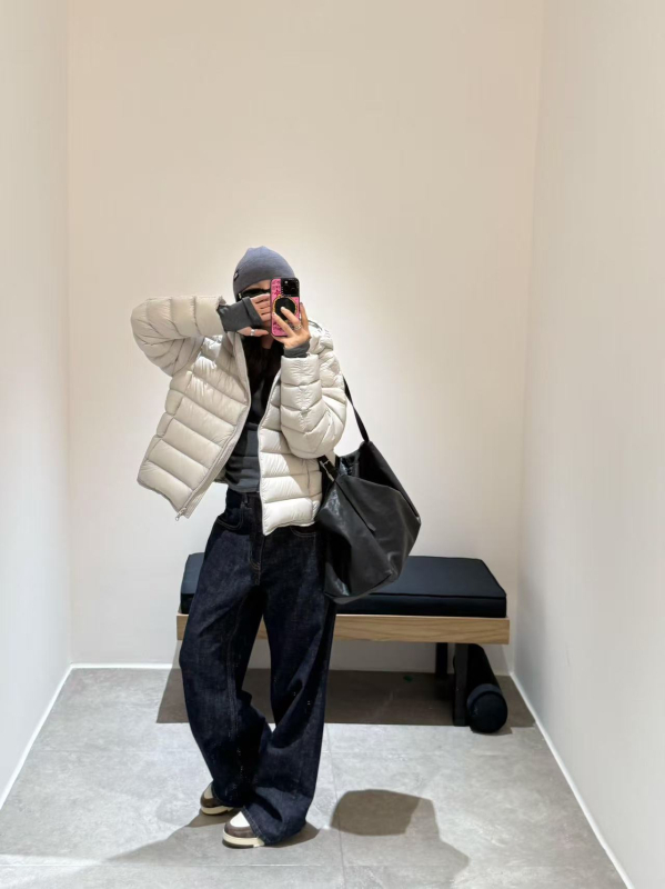 Geacă de puf cu umplutură de puf de rață, conținut de puf 86–90%, greutate de umplutură 101–200 g, cu glugă