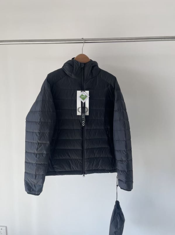 Geacă de puf cu umplutură de puf de rață, conținut de puf 86–90%, greutate de umplutură 101–200 g, cu glugă