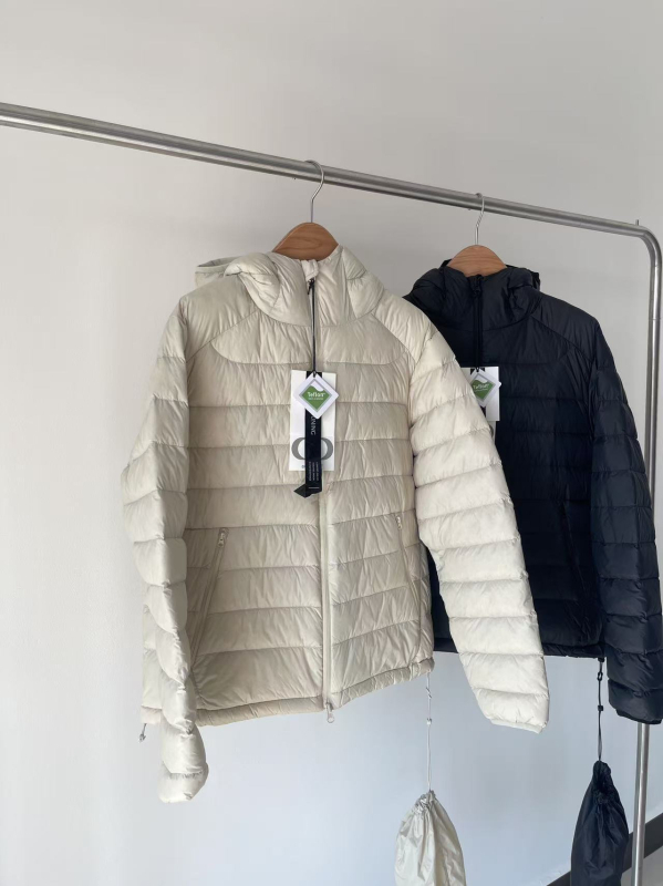 Geacă de puf cu umplutură de puf de rață, conținut de puf 86–90%, greutate de umplutură 101–200 g, cu glugă