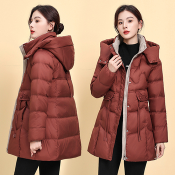 Geacă de iarnă pentru femei cu puf de rață, lungime medie, umplutură 201–300 g, conținut puf 51–55%, poliester, guler înalt, glugă detașabilă