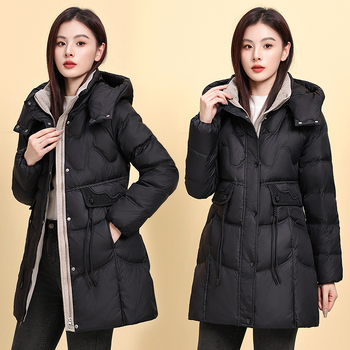 Geacă de iarnă pentru femei cu puf de rață, lungime medie, umplutură 201–300 g, conținut puf 51–55%, poliester, guler înalt, glugă detașabilă
